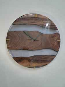 Elegante Reloj de Pared de Resina y Madera que Combina Artesanía Artística y Construcción Duradera con un Acabado Suave - Product Image 2