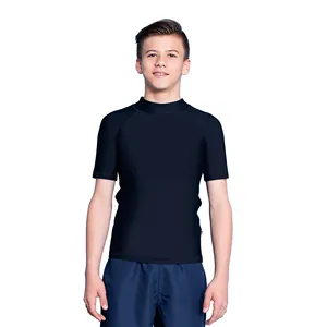 Unisex Kind Jeugd Korte Mouw Rash Guard In Zwart. Zachte, Rekbare Zwemtop Met Korte Mouwen, Snelle Droge En UV-Bescherming