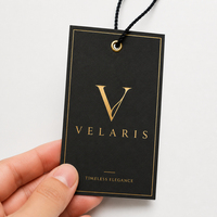 Étiquettes suspendues en papier couché écologiques avec logo personnalisé pour l'étiquetage et la présentation des marques de vêtements