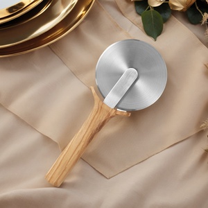 Casa naturale Logo personalizzato comoda impugnatura legno oliva manico in acciaio inox Pizza rotella taglierina per gli amanti della Pizza - Product Image 2