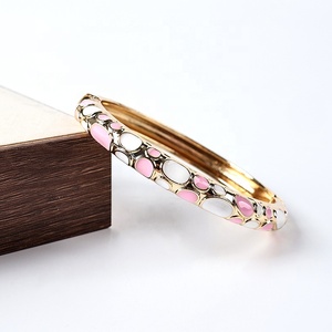 Venta al por mayor de fábrica: Nuevo amuleto vintage de aleación de cobre con patrón tradicional chino, chapado en oro, esmaltado y con efecto de goteo de aceite, a la moda. - Product Image 6