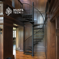 Escalier en colimaçon moderne de style minimaliste pour appartement, avec planification d'installation par un fabricant spécialisé