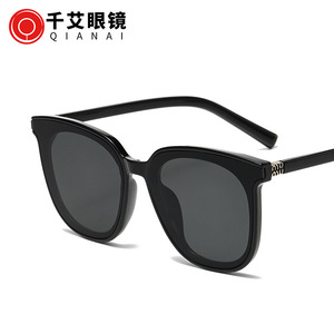 Gafas de Sol Qianai para Mujer, Protección UV400, Montura de PC, Lentes Grises, Estilo Cuadrilateral, Nuevo Diseño 2025 - Product Image 1