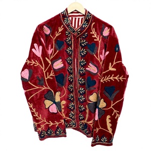 Veste pour femme en velours noir tricoté et coton tissé, broderie florale bleue, col mandarin, manches longues, écologique - Product Image 1