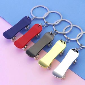 Porte-clés en alliage design skateboard - Anneau porte-clés en métal avec roues rotatives, cadeau tendance du Nouvel An pour hommes, femmes et adolescents (5 couleurs) - Product Image 1