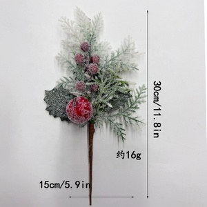 Décorations de Noël d'intérieur : Branches artificielles de type Norfolk, rouges, avec lumières intégrées, pour la décoration de hall d'entrée. - Product Image 3