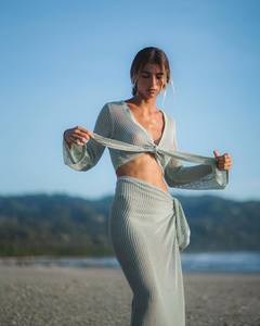 Abito da spiaggia con gonna lunga a vita alta lavorato a maglia da donna in due pezzi con fasciatura Sexy da spiaggia - Product Image 4