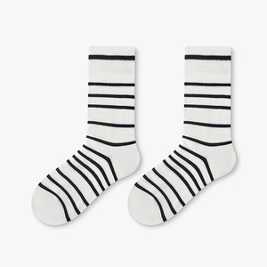 Chaussettes mi-mollet en coton à motif requin, chaussettes de sport décontractées unisexes pour les jeunes - Product Image 2