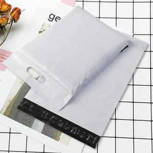 Prêt à expédier Logo personnalisé imprimé poignée noire sac d'expédition sarcelle pour vêtements chaussures chaussettes fourrure pour Poly Mailer emballage - Product Image 3