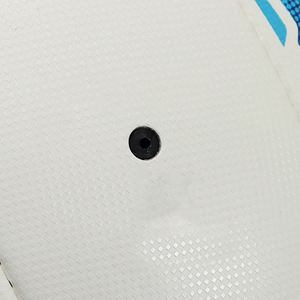 Ballon de football de haute qualité avec surface lisse conçu pour améliorer le contrôle du ballon et les compétences du pied cousu à la machine - Product Image 4