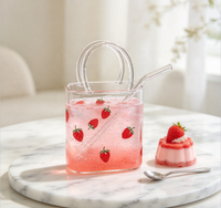 Gobelet en verre en forme de sac à main avec imprimé fraise et paille en verre, verre à boire créatif en borosilicate pour jus, cocktails et fêtes