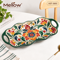Plat de service en céramique traditionnel Lush OEM, en forme de bateau, à bords ondulés, peint à la main, motif floral, avec poignées vert émeraude, idéal pour l'accueil.