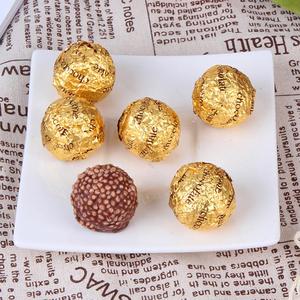 Vente en gros de snacks en vrac : 12 boules de gaufrettes au chocolat noir enrobées de feuille d'or, fourrées aux noisettes, dans une boîte en forme de cœur pour la Saint-Valentin - Product Image 4