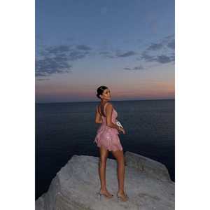 ชุดราตรีทรงเอไลน์สีชมพูหรูหรา ผ่าสูง ยาวกรอมพื้น คอสูง ดีไซน์เรียบง่ายทันสมัย สไตล์งานปาร์ตี้ ประดับดอกไม้สวยงาม เหมาะสำหรับเจ้าสาว - Product Image 4