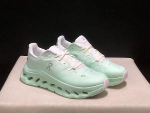 <span class=keywords><strong>Chaussures</strong></span> de course ultra-légères pour hommes et femmes pour la randonnée de loisirs printanière absorbant les chocs avec des caractéristiques de <span class=keywords><strong>marathon</strong></span> élastiques respirantes - Product Image 4