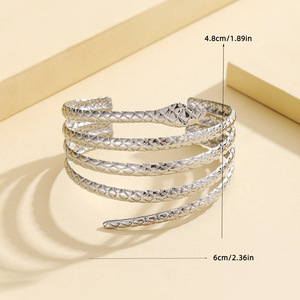 Một 18K vàng mở thép không gỉ rắn Vòng đeo tay có thiết kế điều chỉnh phù hợp với kích cỡ cổ tay khác nhau - Product Image 3