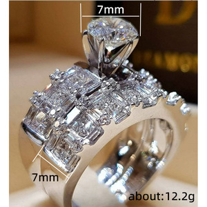 Anello di Fidanzamento da Donna Q032 in Oro Bianco con Diamante Taglio Brillante Rotondo Colore D Naturale e Pietre Laterali a Baguette - Product Image 2