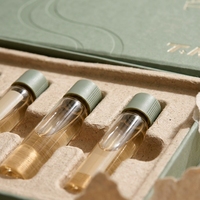 Boîte rigide personnalisée vert sauge/gris en carton pour 6 flacons de peptides, en pâte moulée, avec logo gaufré offset, pour soins personnels