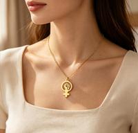 Collier féministe en acier inoxydable, pendentif symbole féminin Vénus poing levé, bijou de déclaration pour femme