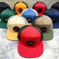Gorra Deportiva Trucker Personalizada con Parche de Cuero con Logotipo, Unisex, Lisa, de Dos Tonos, Modelo Ri 168, 7 Paneles, Visera Plana, Cierre a Presión
