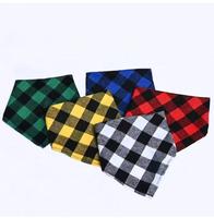 Vente en gros d'accessoires pour chiens, bandanas à carreaux triangulaires pour animaux de compagnie, bandanas personnalisés avec logo, foulard pour chien pour chiens de petite et grande taille