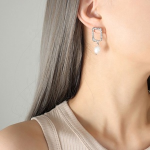 Boucles d'oreilles tendance de luxe plaquées or 18 carats avec perles d'eau douce irrégulières, en acier inoxydable, bijoux pour femmes, bijoux personnalisés - Product Image 3