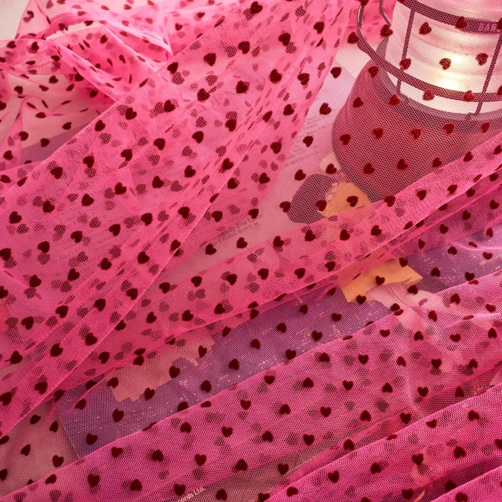 女性のファッション衣服のための柔らかい六角形のネットチュールローズレッドハーツ植毛メッシュ生地