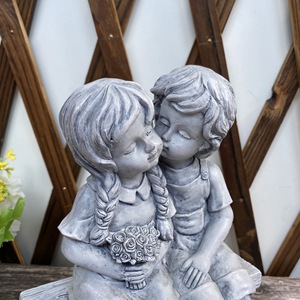 Resina che bacia la statua del giardino dei bambini e della ragazza per la decorazione all'aperto del prato del cortile - Product Image 4