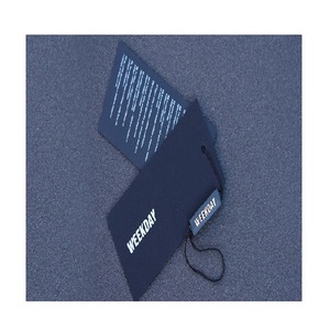 Étiquettes suspendues imprimées en gros pour vêtements, papier de haute qualité avec logo personnalisé, perforation et fil pour marque professionnelle - Product Image 4