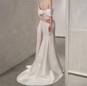Un vestido de un solo hombro de satén blanco con pajaritas y cola, adecuado para bodas y fiestas nocturnas. - Product Image 2