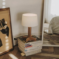 Canapé de salon de style européen Bureau en bois de noyer Lampe de table LED en bois clair Chambre à coucher Lampe de table de chevet