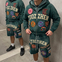 Tuta da uomo personalizzata in cotone a due pezzi, con felpa a doppio strato e pantaloncini cargo, effetto patchwork distressed, stile streetwear, per allenamento e attività sportiva.