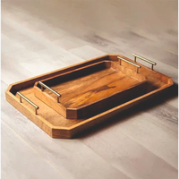 Plateaux de service modernes en bois de qualité supérieure avec poignées en laiton |   Table basse de style ottoman en bois naturel, finition grainée, pour la cuisine