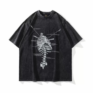 T-shirt vintage distressed con grafica a scheletro e torace, vestibilità ampia, top streetwear da uomo - Product Image 1