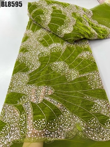 Dentelle guatémaltèque de haute qualité, perles et paillettes faites à la main de style floral pour les fêtes et les mariages - Product Image 3