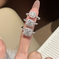 Grosir Pabrik Perhiasan Pernikahan Pertunangan Perak 925 Berlapis Rhodium Berkilau Potongan Bulat 2CT VVS1 GRA Cincin Moissanite untuk Wanita