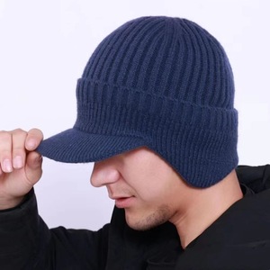 Gorro de invierno con forro polar impermeable a la moda para hombres, gorro de protección auditiva grueso para papás de mediana edad y ancianos - Product Image 1