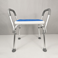Chaise de douche antidérapante avec accoudoirs rembourrés en mousse/plaque d'assise avec coussinets et trous de drainage/tabouret de douche réglable en hauteur sur 6 niveaux