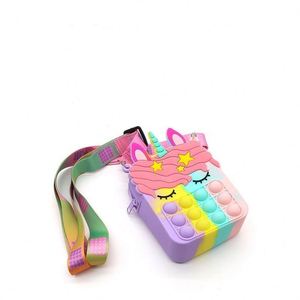 Vente flash - Pinceaux de maquillage en silicone souple pour femmes - Trousse de toilette de voyage - Pochette personnalisée avec logo - Fonction imperméable - Product Image 4