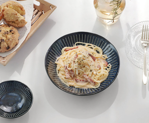 Assiette creuse en céramique à rayures verticales de style nordique, grande capacité, résistante à la chaleur, pour soupes, salades et pâtes, vente en gros - Product Image 4
