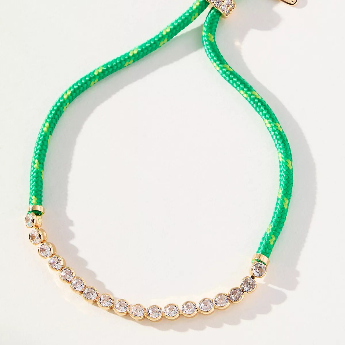 Pulsera amarilla de cuerda verde.