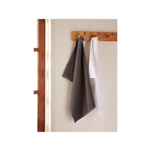 Serviettes de cuisine noires brodées 100% coton biodégradables et légères, réutilisables et abordables, lot de quatre, idéales pour la cuisine familiale - Product Image 1