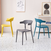 Chaises de salle à manger en vente directe d'usine, style nordique, empilables, chaise Horn, table et chaises en plastique pour salle à manger