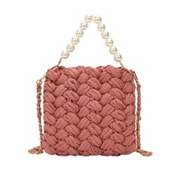 Sac à bandoulière en crochet fait main Hyuna Pearl avec chaîne en fil et bandes de tissu tissées