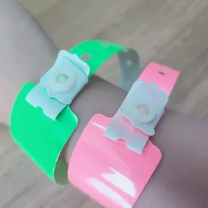 Einmalig weich im Dunkeln leuchtendes Neon Lumines cent PVC wasserdichtes Vinyl armband und Armbänder für den Nachtclub