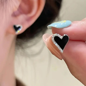 Orecchini a perno a forma di cuore da donna, effetto smalto con accenti di cristallo, accessori moda per uso quotidiano - Product Image 1