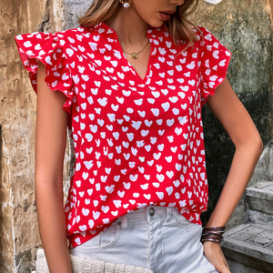 Chemisier imprimé cœur rouge pour femmes, haut à manches courtes à volants et col en V, chemise décontractée à coupe ample, tunique d'été mignonne pour un usage quotidien et en vacances - Product Image 1