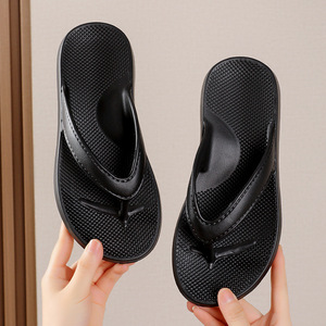 Tongs pour hommes de couleur unie à motif zigzag portées sur des sandales de plage classiques avec des rabats sur les côtés - Product Image 3