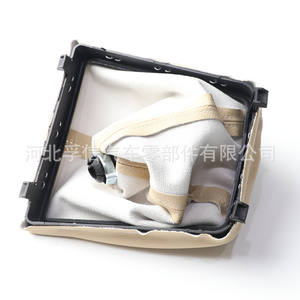 Cache-poussière en cuir pour pommeau de levier de vitesse manuel Skoda 5/6 vitesses, blanc cassé/noir - Product Image 5