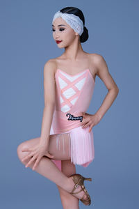 Ensemble de danse latine pour enfants, jupe à franges et haut dos nu en spandex, nouvelle mode haut de gamme rose, pour entraînement, avec coiffe et chaussettes - Product Image 2